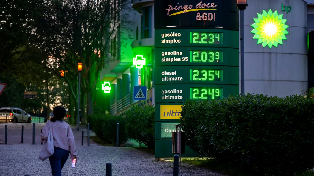 România este pe locul 3 la nivelul UE la scumpirea carburanților. Cu cât au crescut prețurile într-un an?