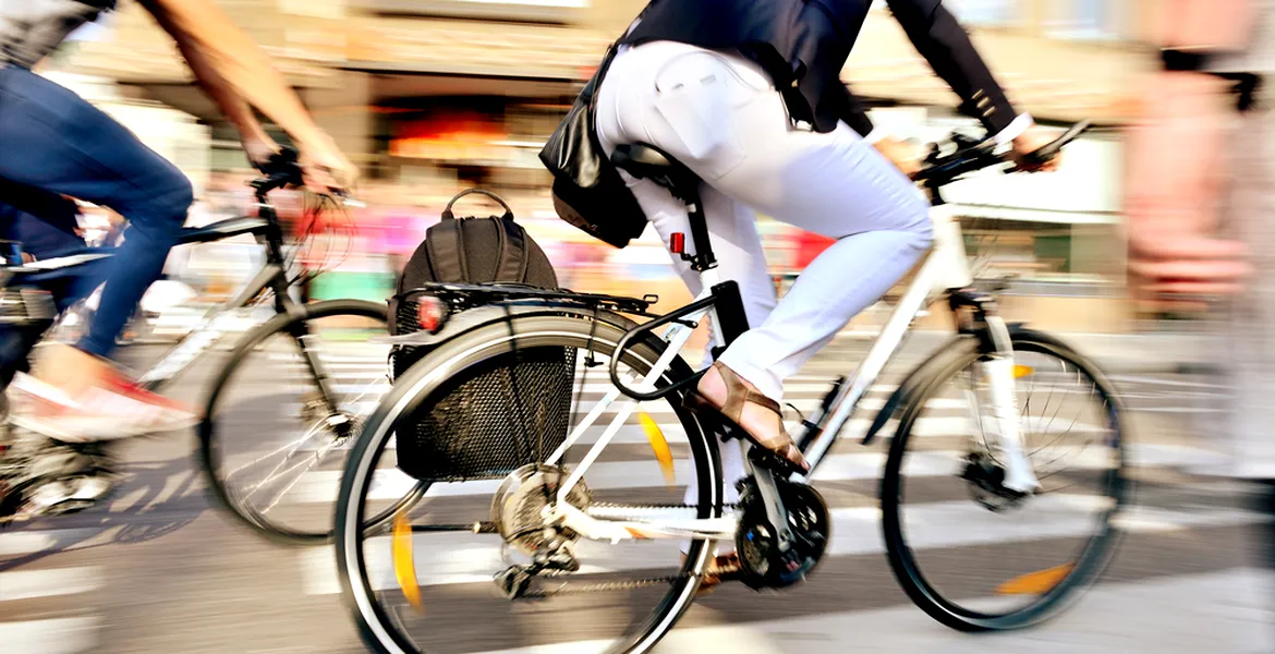 Cei mai mulți bicicliști habar nu au! Nu au voie să facă acest lucru niciodată