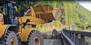 Traficul pe Valea Oltului, blocat! Un bolovan a căzut pe o mașină în care se aflau două persoane