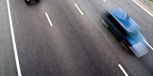 Un șofer de BMW prins cu 102 km/h în Sibiu a scăpat de toate sancțiunile. El a susținut în instanță că nu a realizat că intrase în oraș