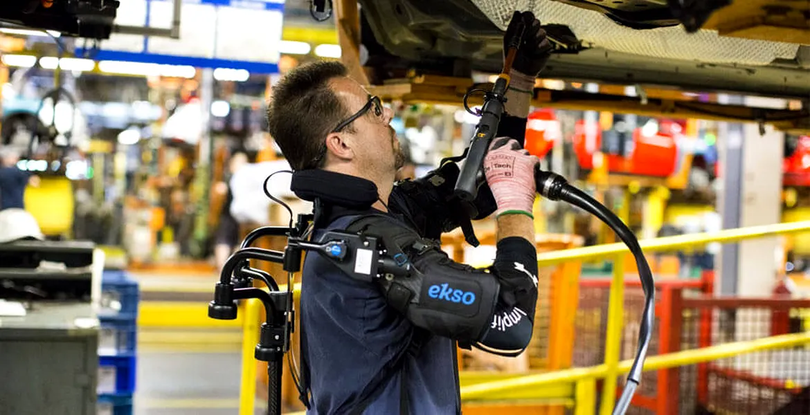 Costumul de ‘Iron Man’ face minuni pe banda de producţie din fabricile Ford – VIDEO