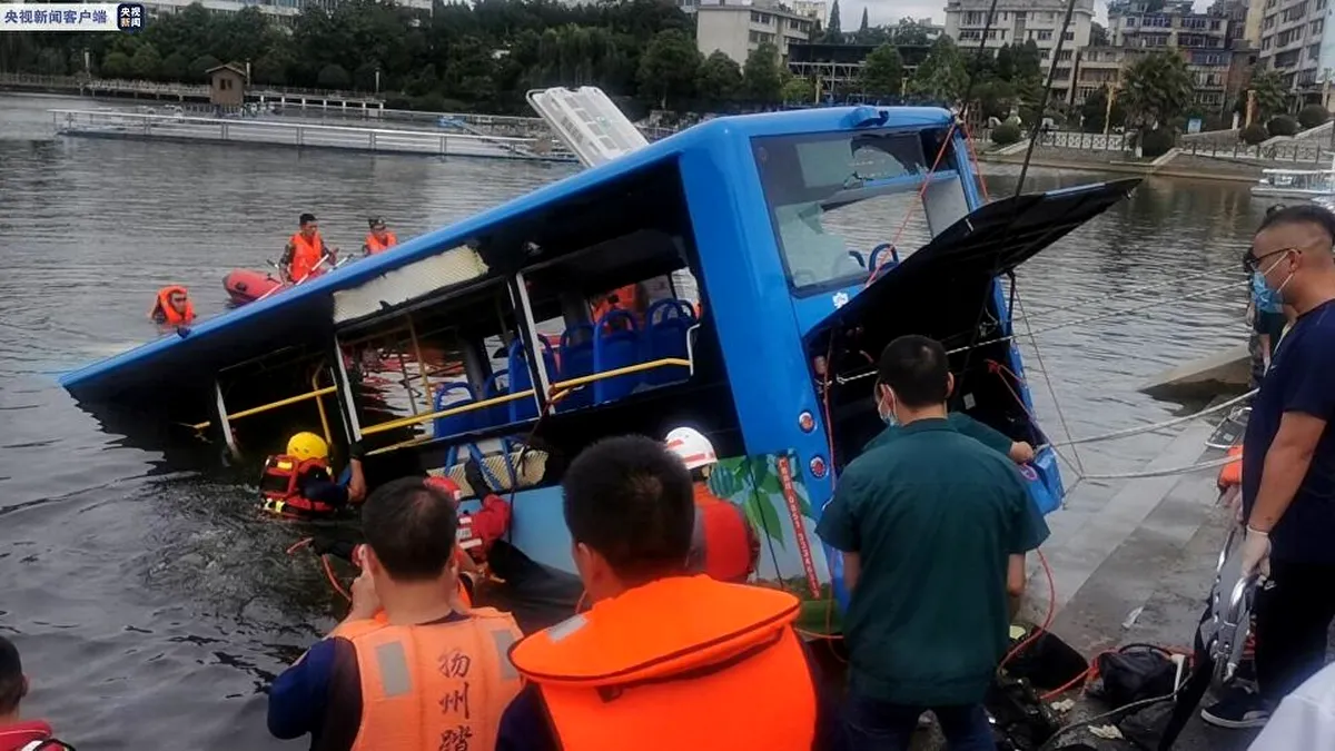 Momentul în care un autobuz plin plonjează într-un lac