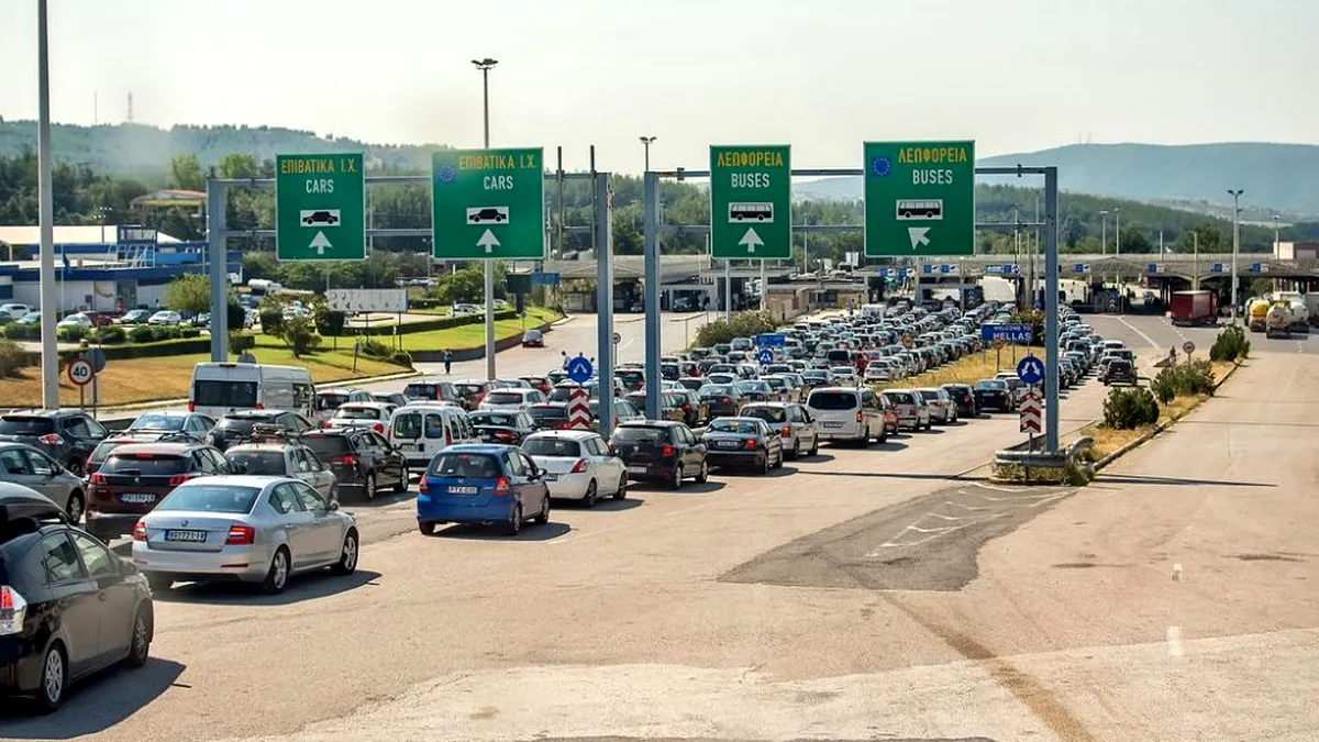 Sute de mașini stau cu orele la vamă să intre în Grecia. Care este, de fapt, motivul?