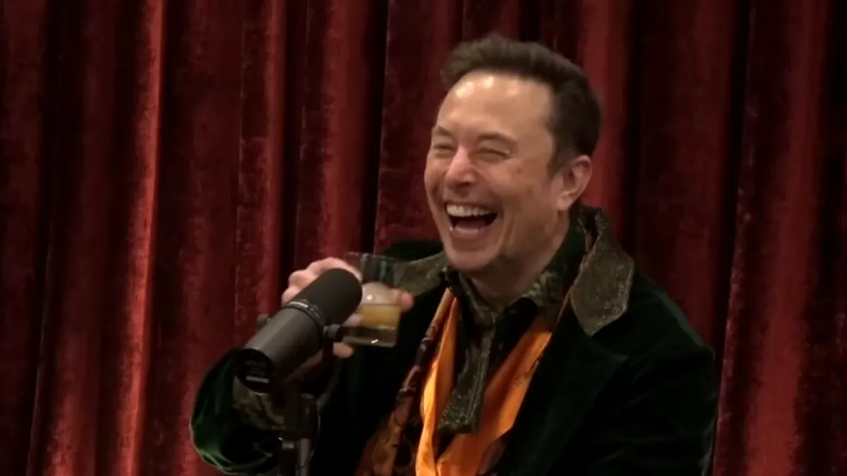 Elon Musk acceptă provocarea unui test special pe Tesla Cybertruck - VIDEO