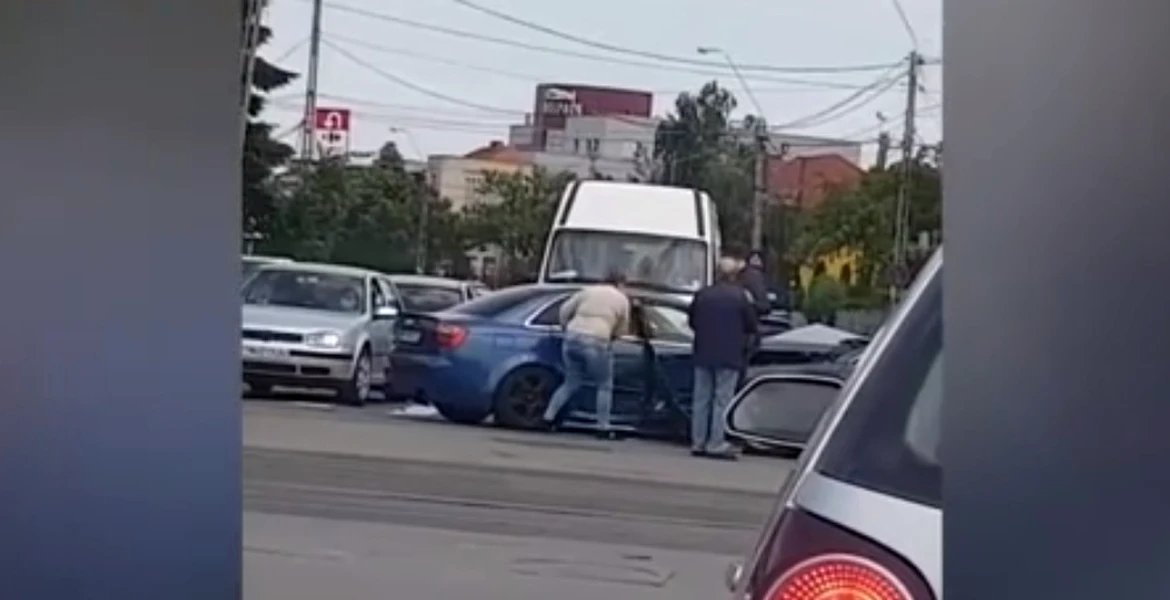 Un bărbat a sărit la bătaie după ce maşina sa a fost tamponată. Cum l-au oprit ceilalţi participanţi la trafic – VIDEO