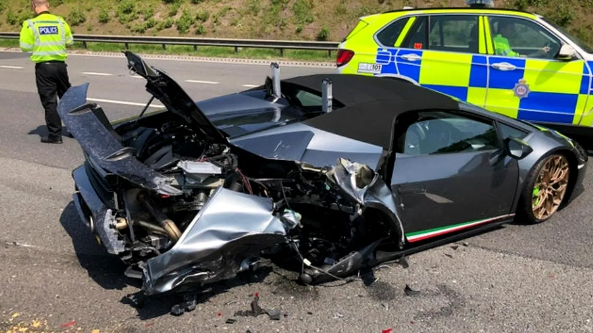 Un Lamborghini a fost distrus într-un accident la doar 20 de minute de la achiziție