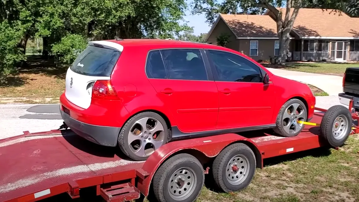 A cumpărat un Volkswagen Golf GTI avariat cu 1.700 de dolari și l-a reparat în câteva ore