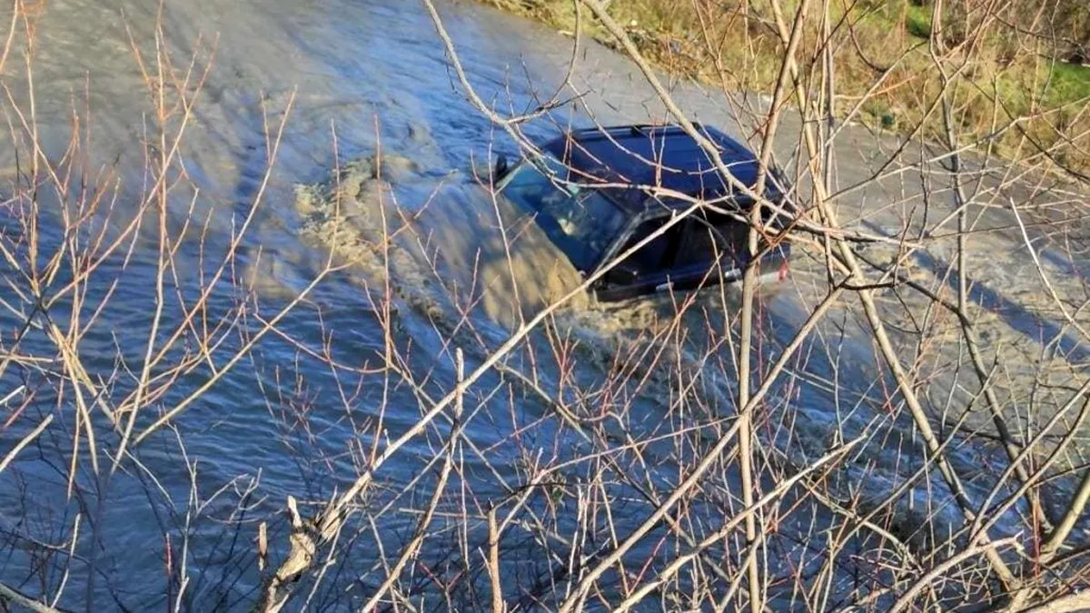 Inundații catastrofale în Vâlcea: O mașină a rămas blocată în albia râului