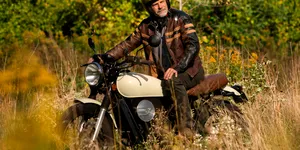 O firmă canadiană salvează motocicletele și mașini vechi de la casare și le transformă în vehicule electrice