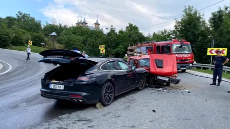 Un Porsche Panamera a fost avariat de o Dacia Papuc care a rămas fără frâne. Nici Dacia nu arată prea bine