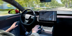Pilotul automat de la Tesla a dus mașina în fața trenului. Anchetă după un incident șocant petrecut în SUA