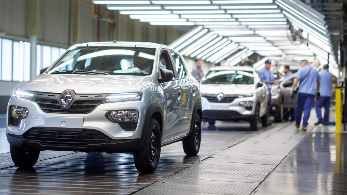 Renault face concedieri masive, inclusiv din România. Aproximativ 2.400 de specialiști vor fi dați afară în următorii ani