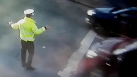 Un poliţist din Oradea fost lovit de un şofer, după ce conducătorul auto nu l-ar fi văzut din cauza soarelui - VIDEO