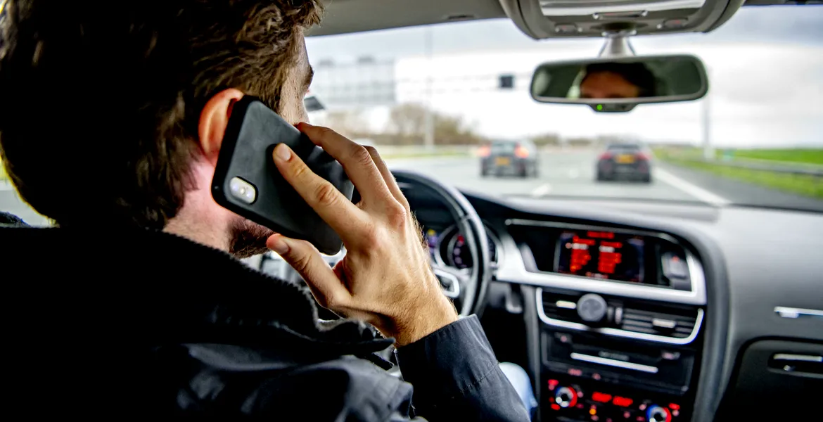 Codul Rutier 2025: Se suspendă permisul dacă ești filmat cu telefonul la ureche?