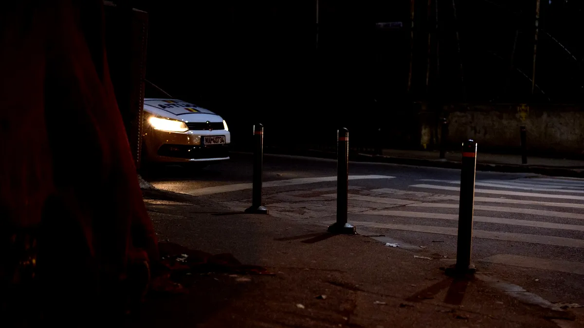 Urmărire între polițiști și un șofer care conducea fără permis. Imagini filmate din mașina poliției