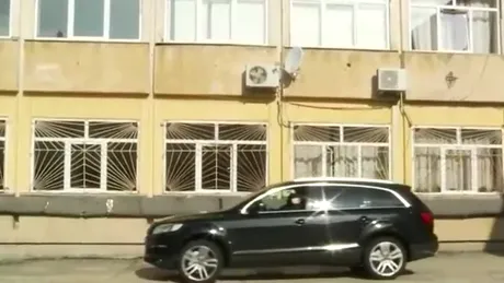 La Craiova se ridică ajutoarele sociale cu mașini de zeci de mii de euro - VIDEO