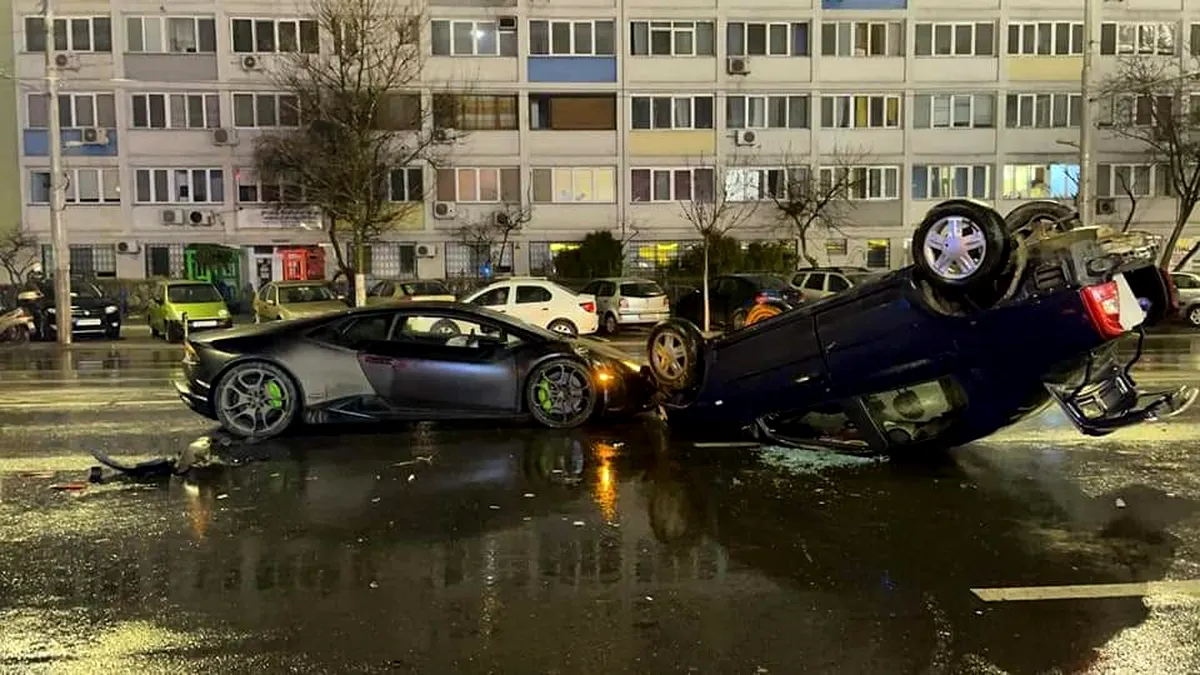 O Dacia Logan a fost răsturnată de un Lamborghini în centrul Capitalei