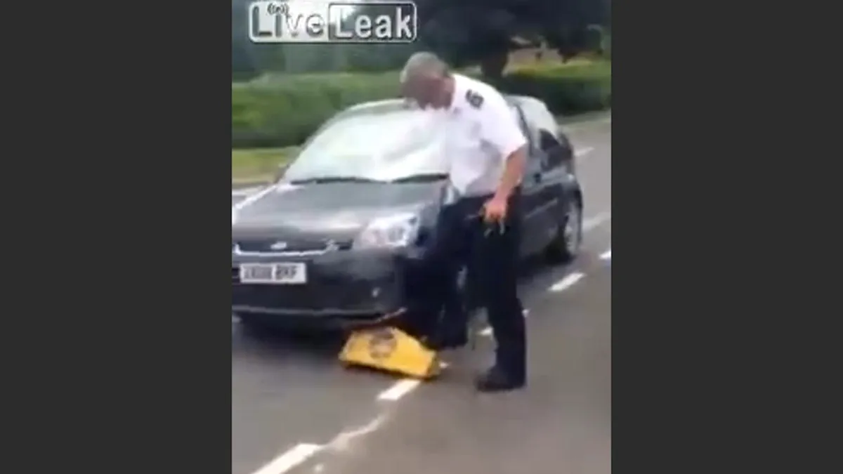 Omul, conul şi poliţistul. Sau momentul amuzant de marţi. VIDEO