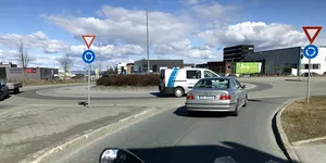 Prioritate în sensul giratoriu: Dacă intri primul ai drept de trecere, indiferent din ce direcție circuli?