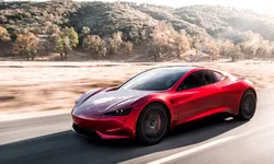 Noi informații despre Tesla Roadster: Elon Musk susține că mașina va putea atinge 96 km/h în mai puțin de o secundă
