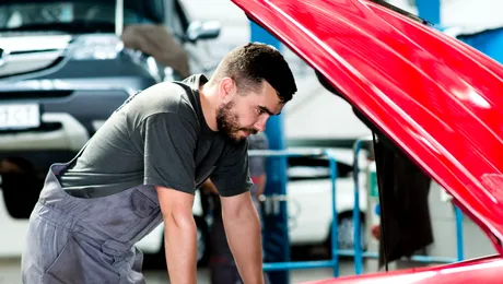 Se aude un scârțâit la motor când pornești mașina? Ce problemă este și cum se poate rezolva