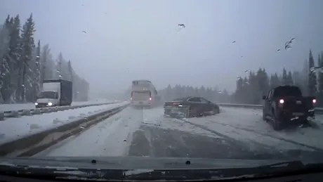 Viteză, ceaţă şi gheaţă pe carosabil, în stil rusesc. VIDEO