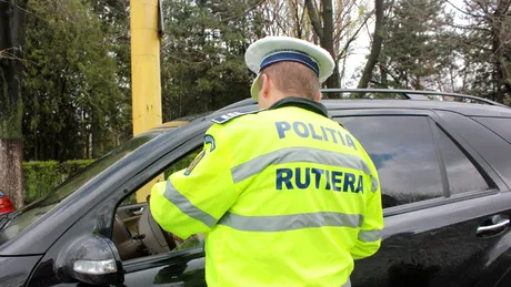 Un șofer s-a pregătit temeinic pentru a fi controlat de Poliție. Și-a pus toate documentele la vedere - VIDEO