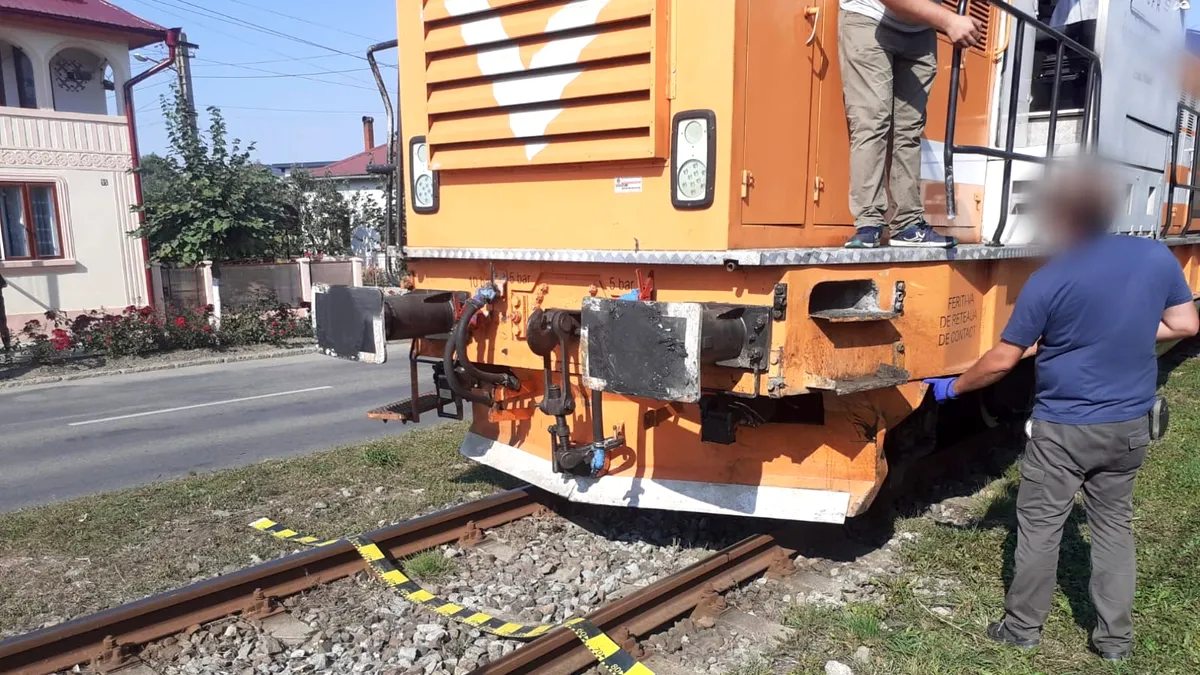 Autoutilitară lovită de tren în județul Suceava - FOTO