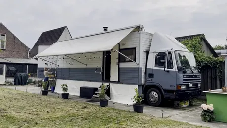 Foto | Un cuplu olandez a transformat un vechi camion DAF într-o casă mică funcțională, pentru un trai accesibil