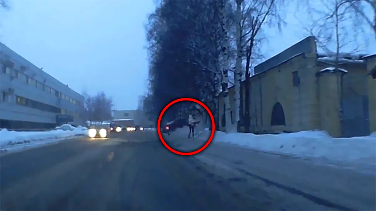 VIDEO: Un pieton scapă la milimetru de o maşină scăpată de sub control