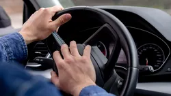 2026: Ai voie să claxonezi un șofer care stă pe telefon la semafor? Cine e amendat în aceste situații