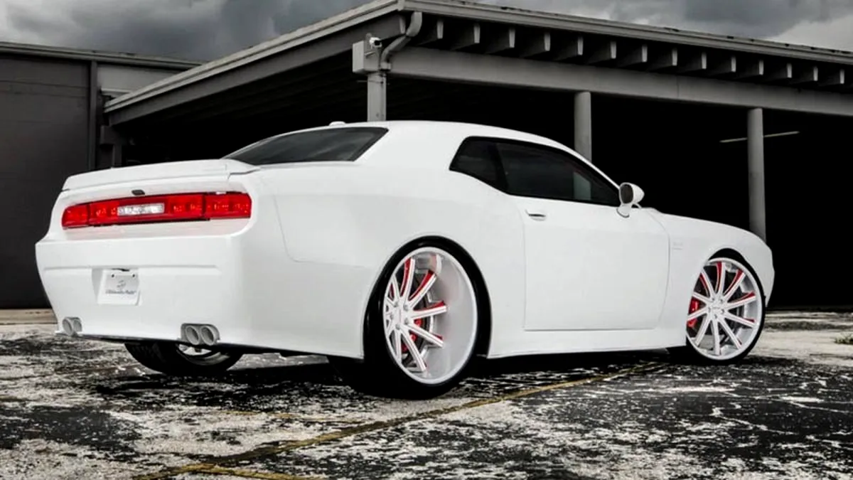 Un alt fel de ”bling-tuning”: alb mat şi cauciucuri super-late pentru Dodge Challenger SRT8