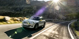 Anvelopele de iarnă, obligatorii și vara pe Transfăgărășan sau Transalpina? Ce stabilește Codul Rutier 2026