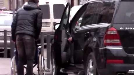Experiment VIDEO. Cum reacţionează cei care au parcat pe locul pentru handicapaţi: ”Aşa, şi?”