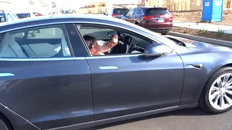 Tesla pleacă singură de pe loc. Ce reacție are femeia aflată în mașină?