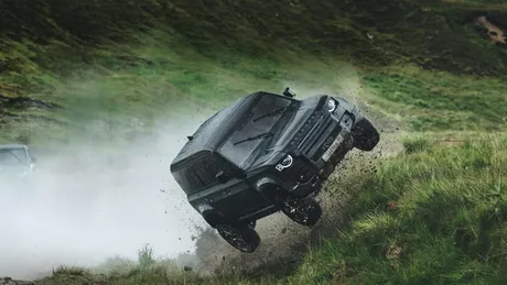 Noul Land Rover Defender este cascador profesionist în 