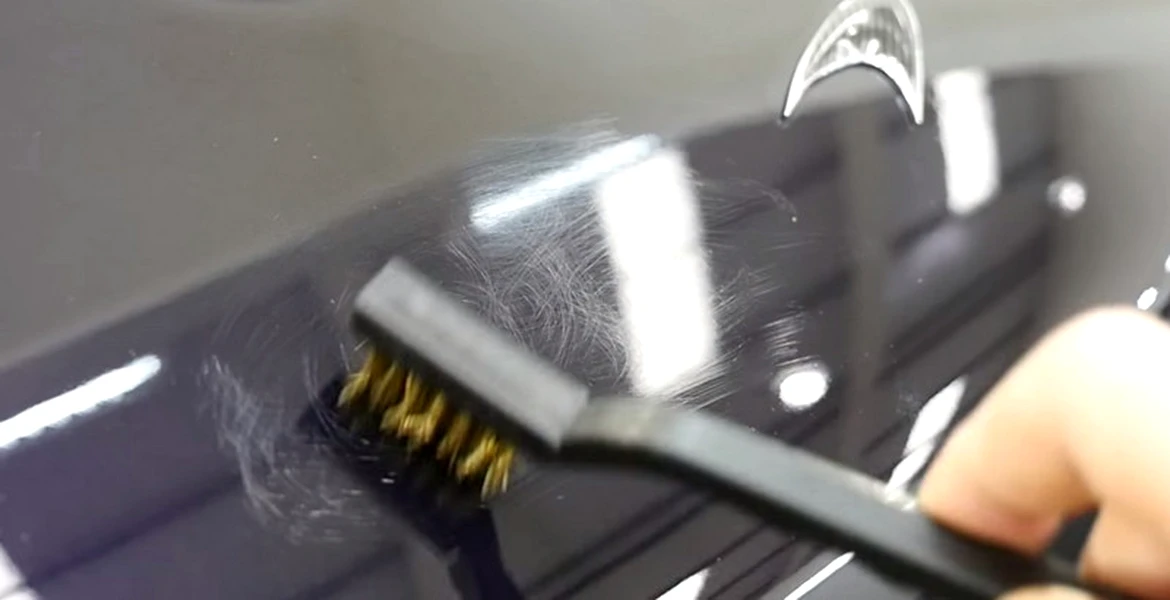 Vopseaua de pe acest McLaren P1 se repară singură, chiar dacă o zgârii cu o perie de sârmă (VIDEO)