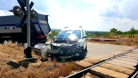 Un autoturism a fost acroșat de un tren în Giurgiu - FOTO