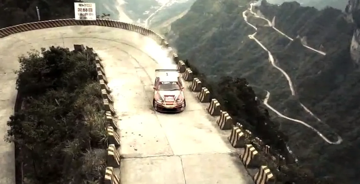 VIDEO: Duel în drifturi pe un munte din China