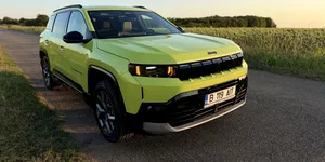 Test cu noul Jeep Compass e-Hybrid. SUV-ul care nu se sperie de șantierele din București, dar are câteva asperități de șlefuit