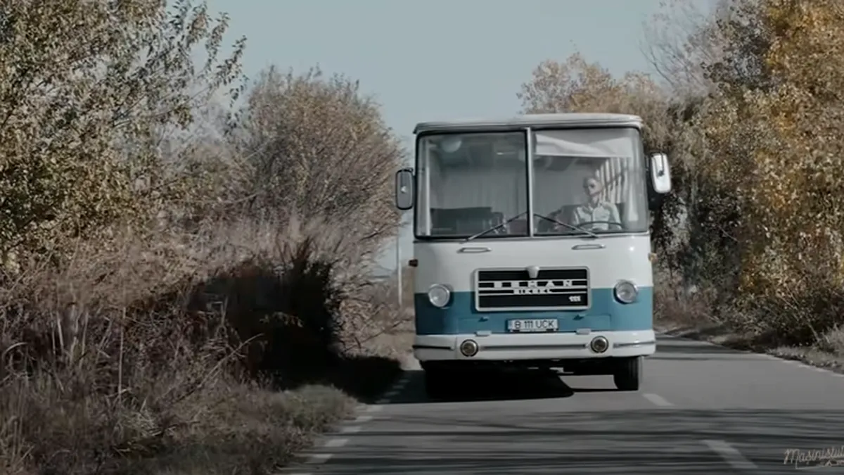 Un șofer a salvat de la fier vechi ultimul autobuz Roman din țară