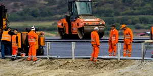 Mobilizare uriașă pe Autostrada Moldovei: 5.000 de oameni lucrează pe șantierul A7. Zilnic se aștern 15.000 tone de asfalt