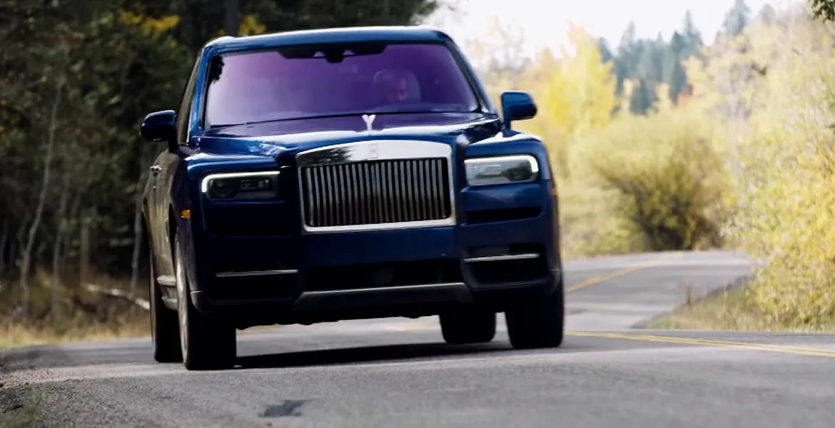 Chris Harris testează noul Rolls-Royce all-terrain. Cullinan oferă senzaţia de ‘Magic Carpet Ride’ pe orice tip de suprafaţă – VIDEO