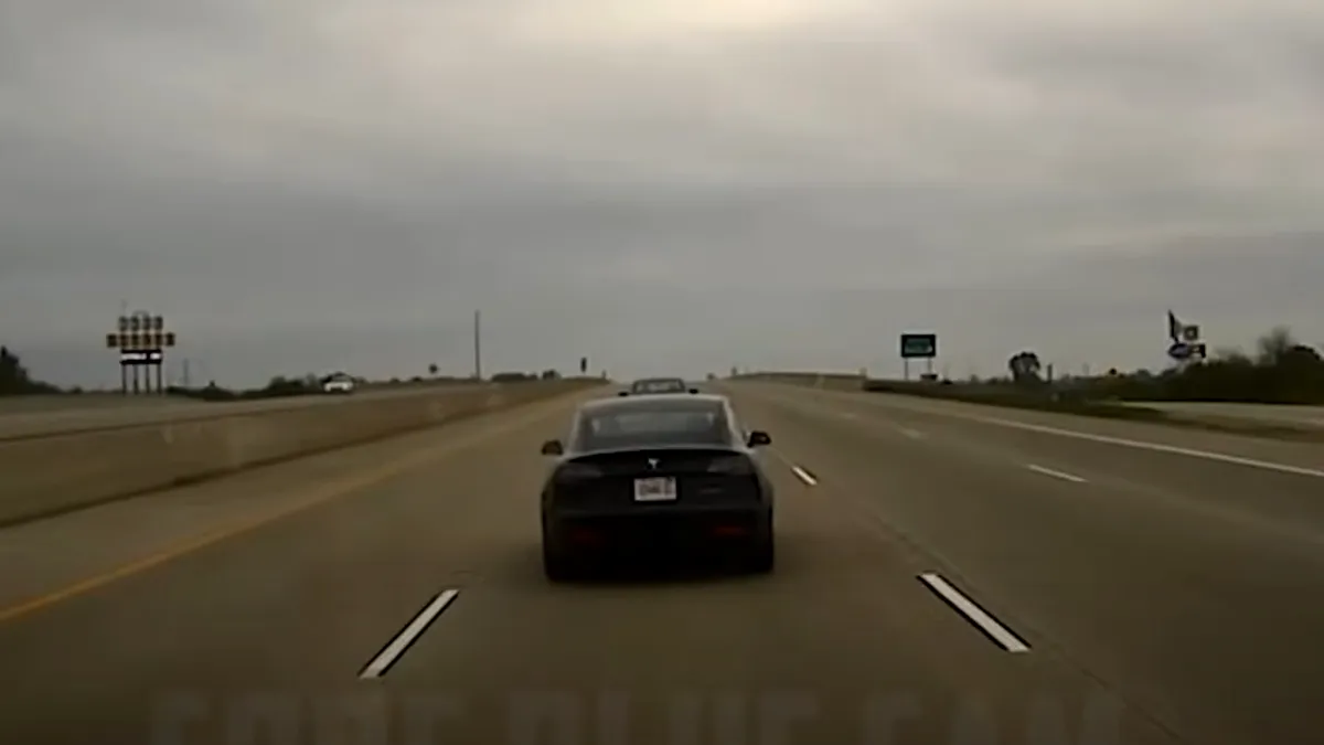 Șoferul unei Tesla a adormit la volan în timp ce mașina rula. A fost trezit chiar de sirena polițiștilor - VIDEO