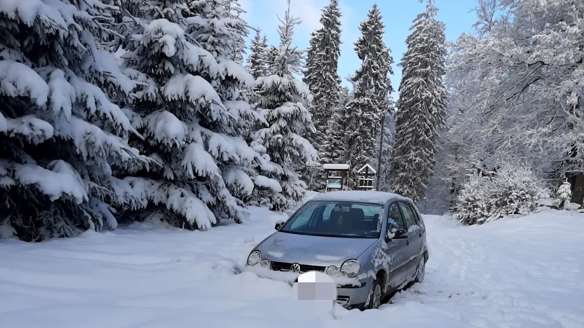 Turiști blocați cu mașina în zăpadă deși este aproape vară