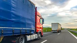 O firmă vinde genți de 660 de dolari produse din prelată uzată de camion