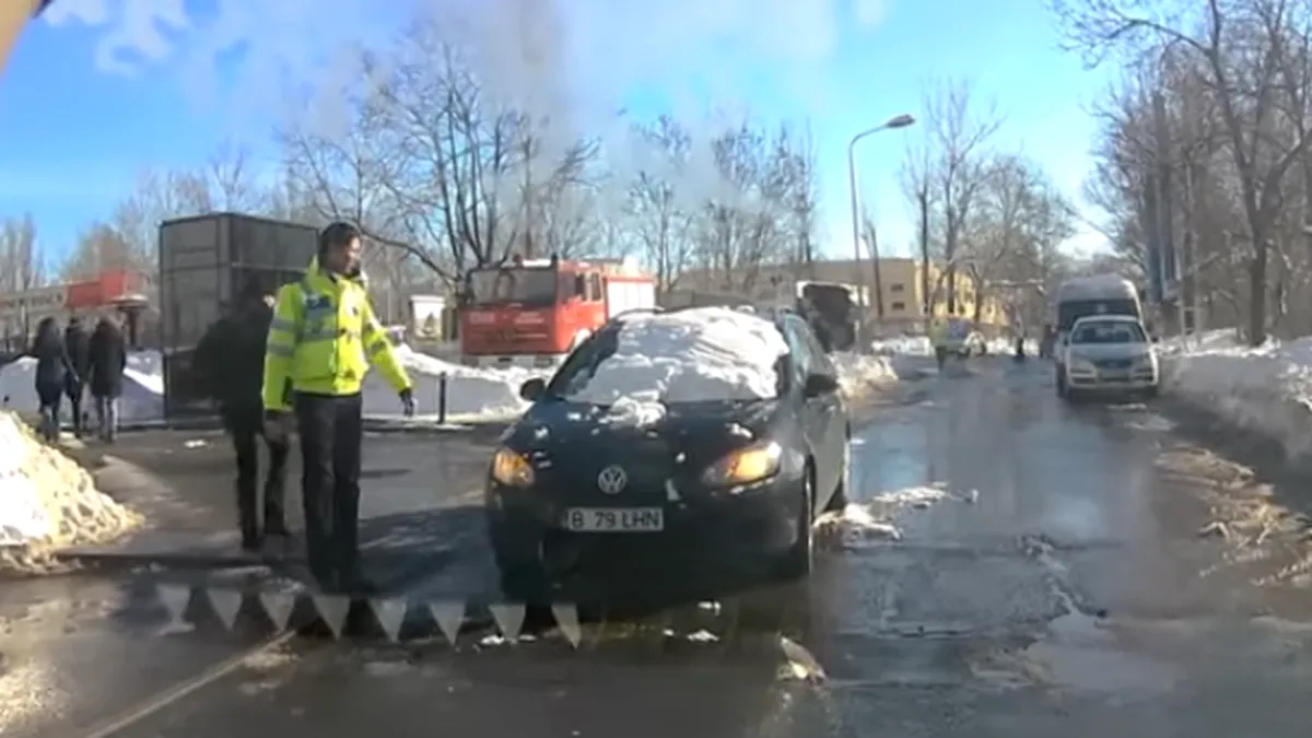 Să mai ziceţi că poliţiştii nu sunt de treabă. Un poliţist de la Rutieră ajută un şofer aiurit [VIDEO]