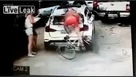 Biciclist cu ochii după blonde distruge spatele unui X1. VIDEO