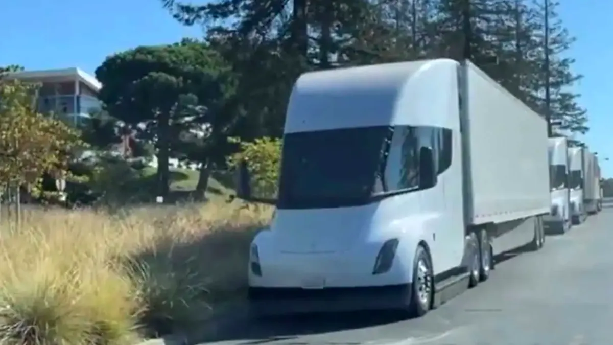 Aproape de lansare. Trei camioane electrice Tesla Semi au fost surprinse în timpul testelor - VIDEO