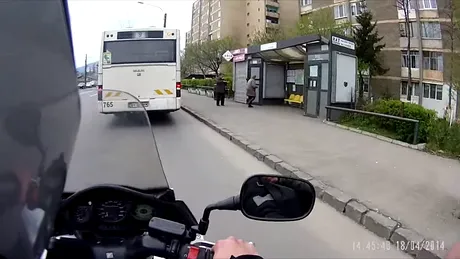 Gestul omenesc al unui motociclist, în lupta cu transportul în comun